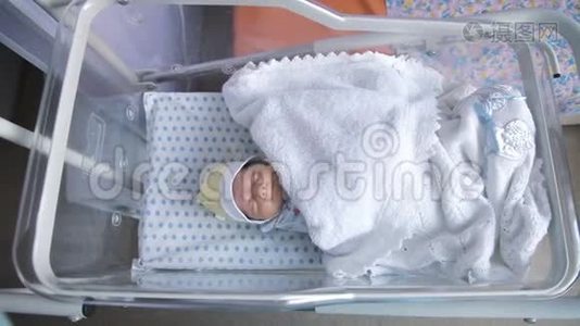 在妇产医院里睡得不安稳的新生儿视频