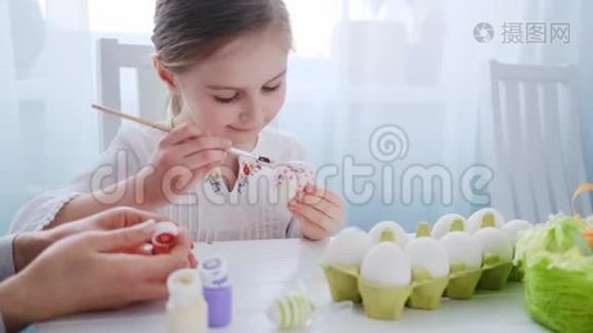 十几岁的女孩正在给鸡蛋着色视频