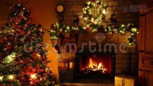 在舒适喜庆的圣诞树新年装饰诺埃尔房间里，4k的木柴火焰燃烧壁炉回路视频