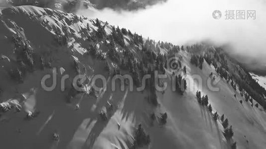 一架无人驾驶飞机在瑞士山区通过雾飞行视频