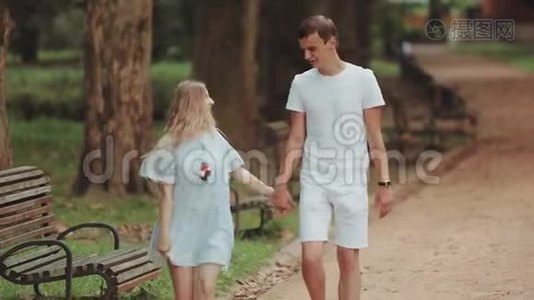 两个情侣少年在公园散步视频