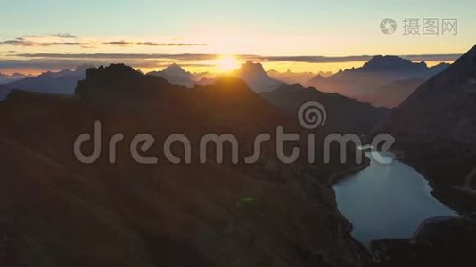 多洛米特人的日出。 鸟瞰山脉和山谷.. 拉戈·迪·费达亚，南蒂罗尔和特伦蒂诺。 秋天视频