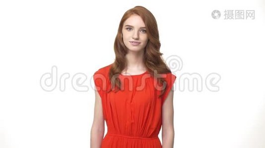 快乐的年轻白种人红头发的女孩站着，兴奋地说是的，孤立在白色的背景上。视频