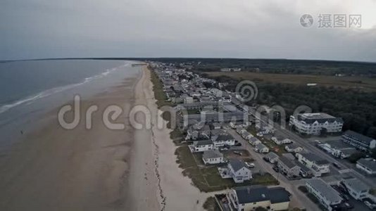 在美丽的夏天海滩。 海岸住宅区的全景。视频