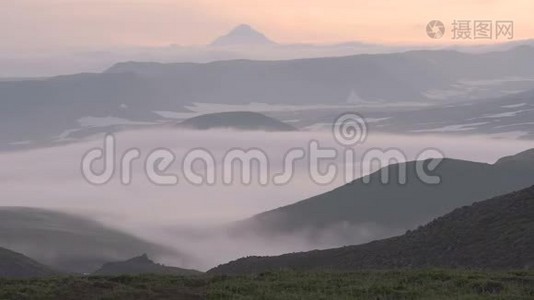 夕阳西下，美丽的夏日风景，多云的天空和自然的湖泊，时间流逝的镜头视频