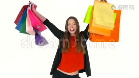 女购物者拿着白色背景的五彩购物袋在工作室。 让`去购物吧视频