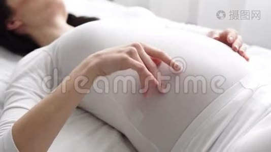 孕妇抚摸婴儿腹部特写视频