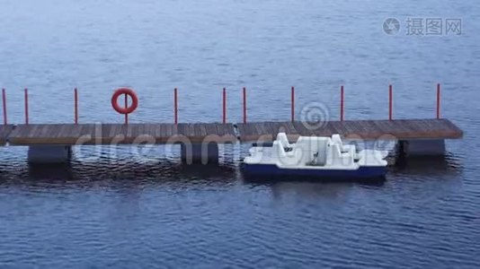 一艘停泊在水上的船视频