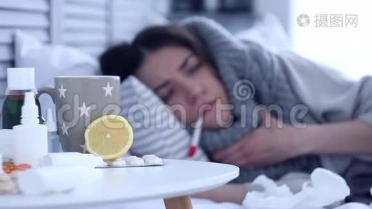 病妇躺在灰卧室患流感视频