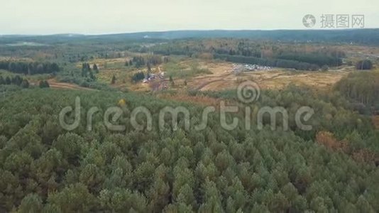 森林附近潮湿肮脏的乡村道路，有汽车和卡车。 剪辑。 空中景观视频