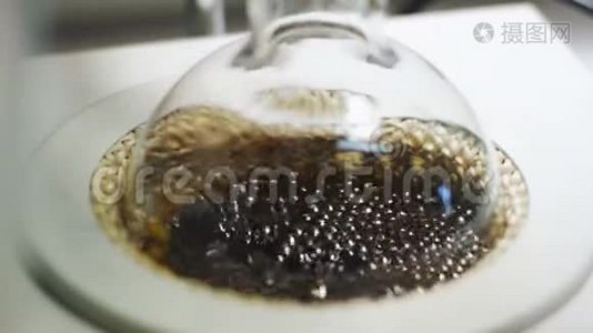 黑色液体从玻璃中流出视频