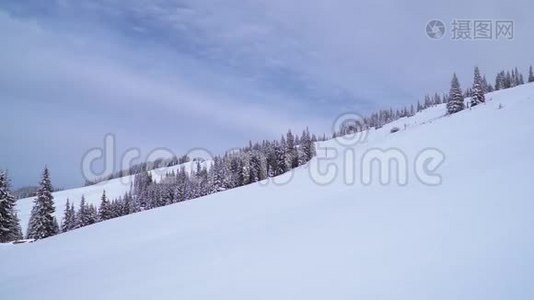 带着背包的游客爬上雪坡视频