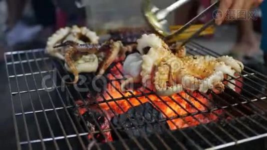 晚上在户外街头亚洲市场用烤章鱼做饭。 烧烤海鲜.. 4k视频