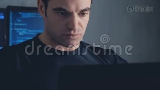 程序员开发人员晚上在办公室里用电脑工作。 斯蒂迪奇枪击案视频