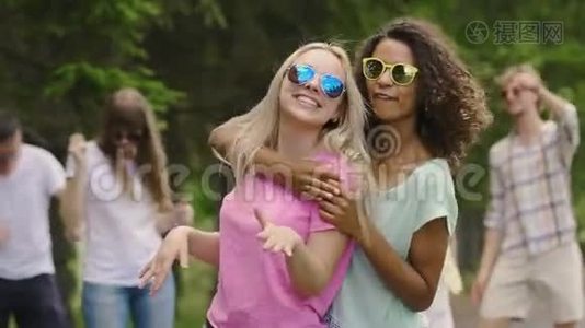 两个多种族的女性在户外快乐地跳舞，年轻人在享受聚会视频