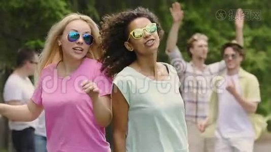 两位快乐的女舞者在户外狂欢，朋友们在公园里闲逛视频