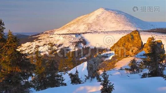 日出时山顶白雪覆盖。 乌拉尔山伊利梅尔。视频