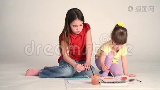 女孩学习画画视频