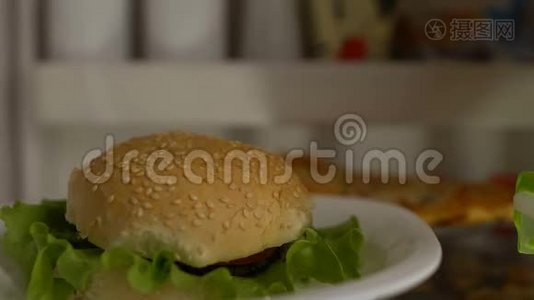 饥肠辘辘的人从冰箱里取出汉堡包，咀嚼食物，减肥失败，垃圾食品视频