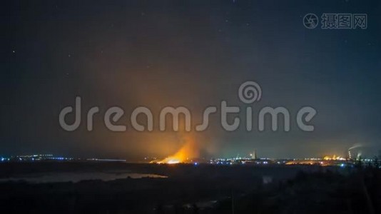 夜空中燃烧的田野的时间流逝视频