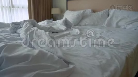 皱巴巴的床单和床上的毯子，性后早晨的空床视频
