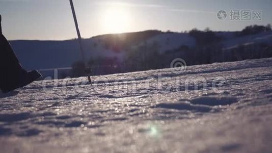 徒步旅行者在冬天寒冷的雪天徒步旅行。 在山脉的背景下，腿沿着山脊走视频