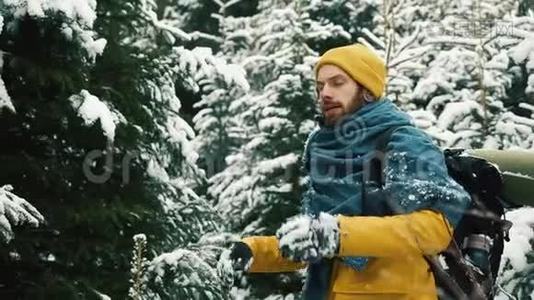 穿着黄色冬衣的人从站在山林中的雪中清洁双手视频
