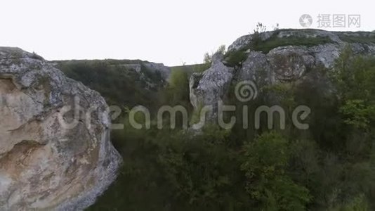 一个风景如画的巨石，有树木和绿色的叶子。 中枪。 从洛奇山顶俯瞰美景。视频