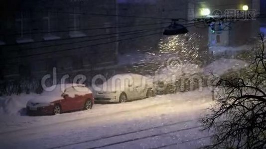 新年。 装饰的圣诞树反射在窗户玻璃上。 夜幕降临时，路灯点亮了雪视频