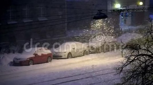 新年。 装饰的圣诞树反射在窗户玻璃上。 夜幕降临时，路灯点亮了雪视频