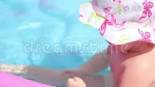 夏季娱乐活动-女婴在院子里的充气游泳池里洗澡视频