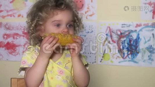 小女孩在玉米棒上吃着乱七八糟的玉米视频