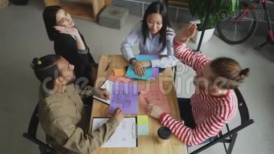 多民族同事组成的创业团队，五个人一起坐在办公室的桌子上视频