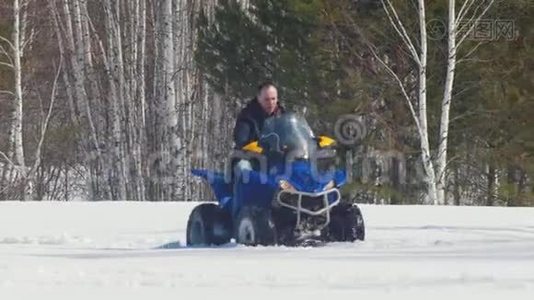 冬天的森林。 一个骑着大型雪车的人视频