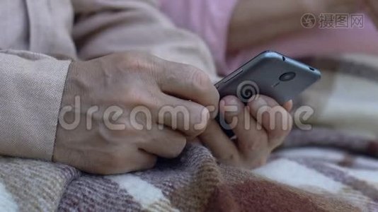 老人在智能手机上使用移动应用程序，通过互联网冲浪，支付账单视频
