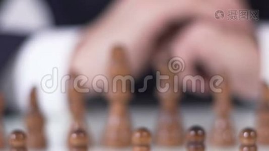棋局、商业和政治策略中男性手移棋子的特写视频