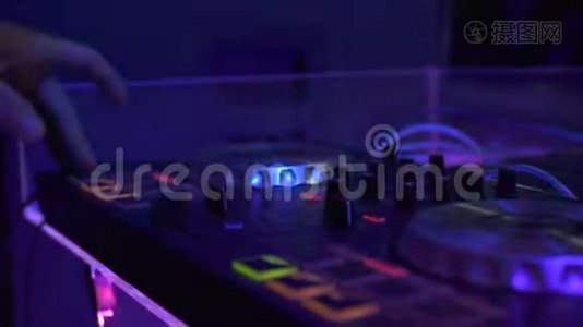 专业DJ设备，用于混合和记录夜总会舞蹈晚会上的室内音乐。 关闭音响设备和视频