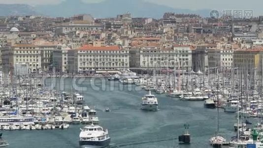 豪华游艇从法国马赛老港驶入地中海视频