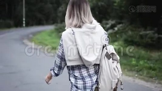 美丽的女孩走在路上。 女孩旅行。视频
