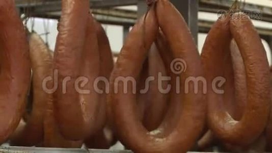 肉类行业熏肉和香肠的生产。视频