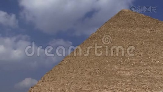 云层穿过金字塔视频