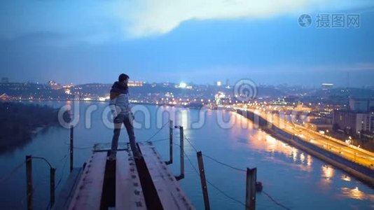 幸福的男人站在桥上，指着美丽的夜景视频