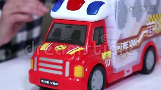 玩玩具消防车的女孩。视频