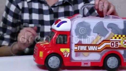 玩玩具消防车的女孩。视频