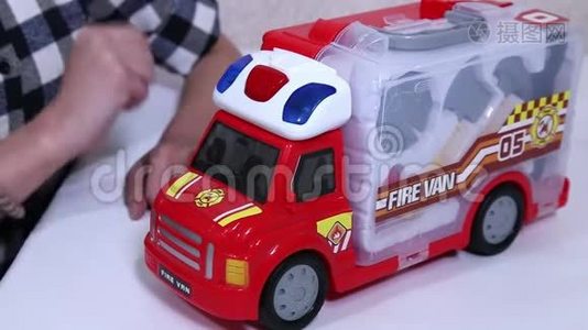 玩玩具消防车的女人。视频