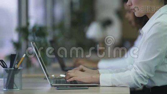 漂亮的女人在笔记本电脑上打字，在商业项目上工作，专注的脸视频