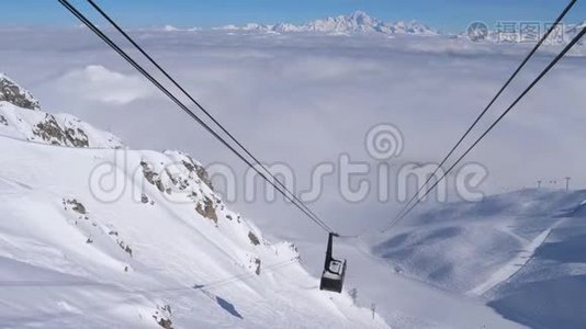 大木屋滑雪爱好者登上山顶`视频