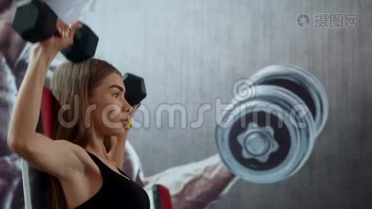 年轻健身女子在健身房用哑铃锻炼视频