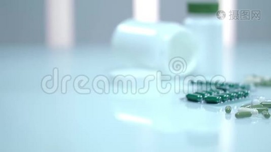 女性手从桌子上吃绿色药丸。 替代药物胶囊视频