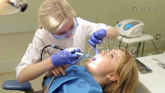 牙科医生在牙科诊所钻牙视频
